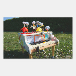 Fubby's op piano die muziek maken en dansen. rechteckiger aufkleber