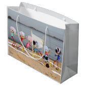 Fubby's spelen beach volleybal op het strand. große geschenktüte (Rückseite Schrägansicht)