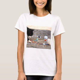 Fubby's spelen met bol touw en Poes Ping. T-Shirt