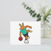 Fuchs beim Bowling mit Bowlingkugel Postkarte (Stehend Vorderseite)