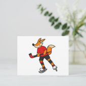 Fuchs beim Eishockey mit Eishockeyschläger Postkarte (Stehend Vorderseite)