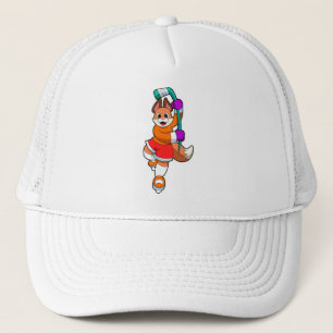 Fuchs beim Eishockey mit Eishockeyschläger Truckerkappe