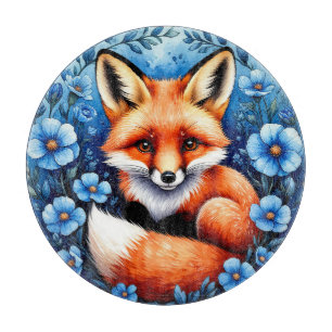 Fuchs von blauen Blumen umgeben Schneidebrett