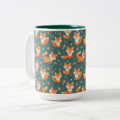 Füchse auf Waldgrün, niedliche Muster Zweifarbige Tasse (Vorderseite Links)