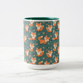Füchse auf Waldgrün, niedliche Muster Zweifarbige Tasse (Mittel)