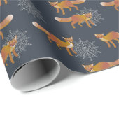 Füchse mit riesigen Schneeflocken auf dunkelblau Geschenkpapier (Rolleneckpunkt)
