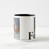 Füchse. Springender Fox im Schnee Zweifarbige Tasse (Mittel)