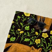 Füchse und Buttercups auf schwarz Strandtuch (Beispiel)
