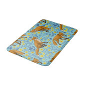 Füchse und Buttercups in Poolblau Badematte (Schrägansicht)