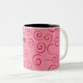 Fuchsia auf rosa Retro Curly Swirl Spiral Zweifarbige Tasse (VorderseiteRechts)