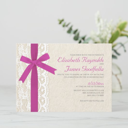 Fuchsia Bow & Lace Wedding Einladungen (Stehend Vorderseite)