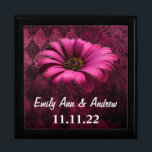 Fuchsia Gerber Daisy Wedding Anniversary Juwelier Geschenkbox<br><div class="desc">Die Personalisierte Schmuckbox oder die Gedächtnisbox - Elegante Weihnachtsgeschenke zum Geburtstag oder Valentinstag Geschenke zum Hochzeitsfeiern - im Custom Designer für Black Lacquer aufbewahren</div>