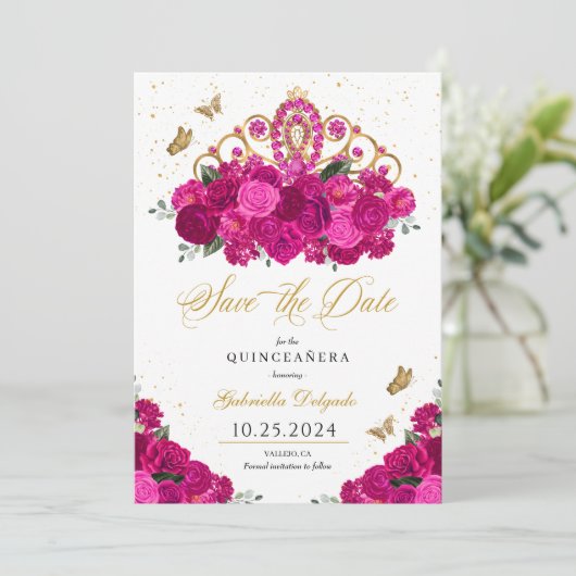 Fuchsia & Gold Tiara Save the Date Quinceañera Einladung (Stehend Vorderseite)