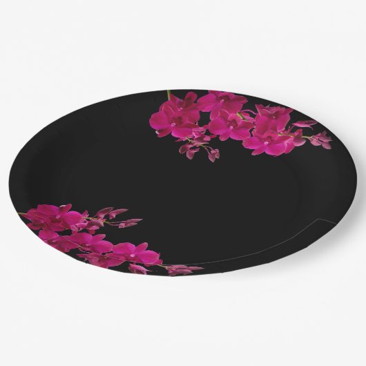 Fuchsia Orchids auf Black-Wedding-Tellern Pappteller (Schrägansicht)