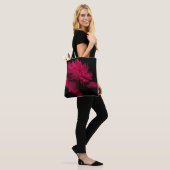 Fuchsia Peony Blume Abstrakt Tasche (Am Model)