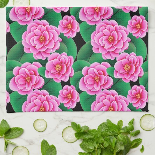 Fuchsia Pink Camellias und Jade Green Blätter Geschirrtuch (Gefaltet)