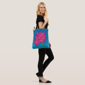 Fuchsia Pink Flower with blue background Tote Tasche (Am Model)