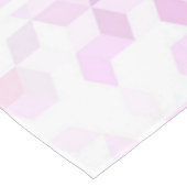 Fuchsia Pink Modern Girly Cube Gradient Tischdecke (Schrägansicht)