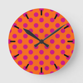 Fuchsia polka dots on orange runde wanduhr