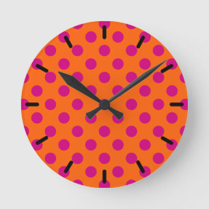 Fuchsia polka dots on orange runde wanduhr