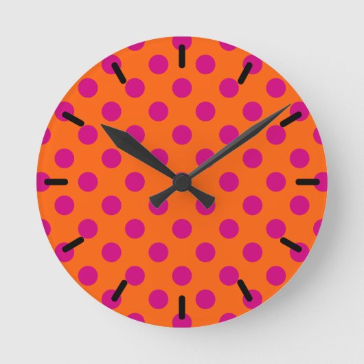 Fuchsia polka dots on orange runde wanduhr (Vorderseite)
