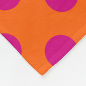 Fuchsia-Polka-Punkte auf Orange Fleecedecke (Ecke)