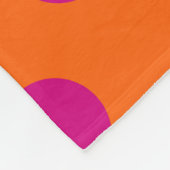 Fuchsia-Polka-Punkte auf Orange Fleecedecke (Ecke)