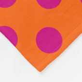 Fuchsia-Polka-Punkte auf Orange Fleecedecke (Ecke)