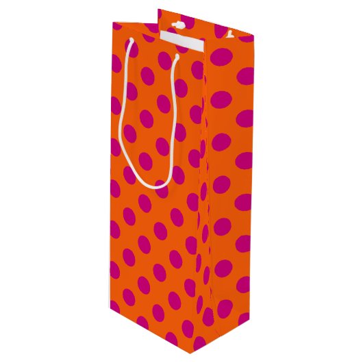 Fuchsia-Polka-Punkte auf Orange Geschenktüte Für Weinflaschen (Vorderseite Schrägansicht)