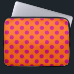 Fuchsia-Polka-Punkte auf Orange Laptopschutzhülle<br><div class="desc">Fuchsia-Polka-Punkte auf Orange</div>