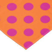 Fuchsia-Polka-Punkte auf Orange Tischdecke (Schrägansicht)