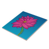 Fuchsia-rosa Blume mit blauem Hintergrund Fliese (Seite)