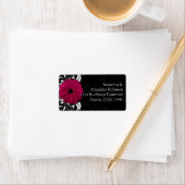 Fuchsia Scroll Gerbera Daisy w/Black and White Adressaufkleber (Insitu)