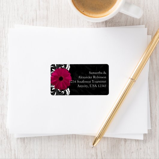 Fuchsia Scroll Gerbera Daisy w/Black and White Adressaufkleber (Insitu)