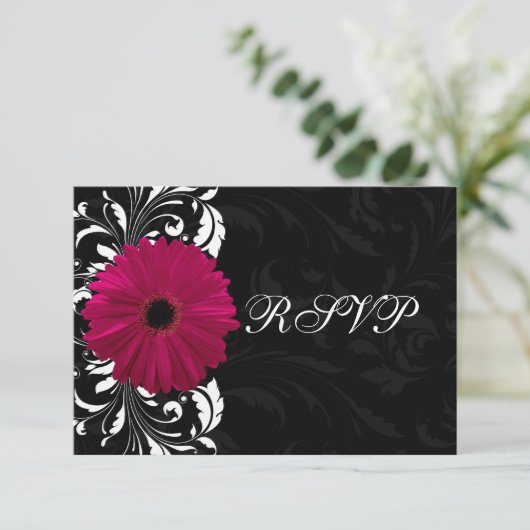 Fuchsia Scroll Gerbera Daisy w/Black and White RSVP Karte (Stehend Vorderseite)