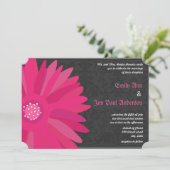 Fuchsia Silver Metallic Gerber Daisy Wedding Einladung (Stehend Vorderseite)
