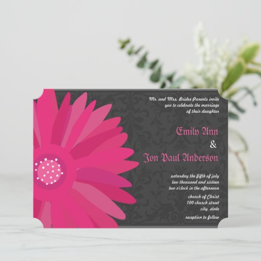 Fuchsia Silver Metallic Gerber Daisy Wedding Einladung (Stehend Vorderseite)