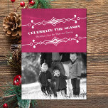 Fuchsia Slanted Chalkboard Foto Flat Card Einladung<br><div class="desc">Elegante und stilvolle Slanted Chalkboard Holiday Foto Flat Card in Rosa mit einem Deko-Rahmen und einem trendigen Chalkboard-Look. Diese schicke und trendige Fotokarte lässt sich leicht mit einem charmanten Foto der Familie und individuellen Weihnachtsgrüßen anpassen. Klicken Sie auf "Anpassen", um weitere Personalisierungsoptionen zu erhalten. Fotografie © Storytree Studios, Stanford, CA...</div>
