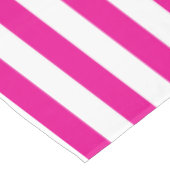 Fuchsia Stripes Tischdecke (Schrägansicht)