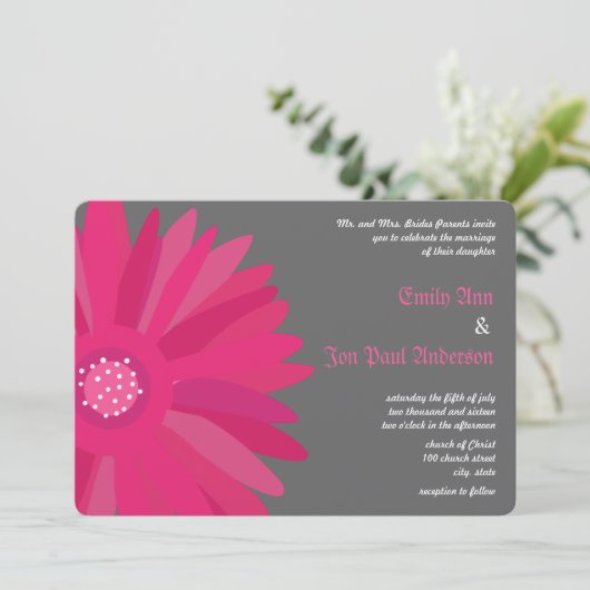 Fuchsia zu Graue Gerber Daisy Wedding Einladung (Stehend Vorderseite)