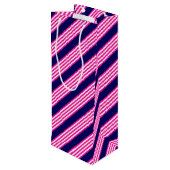 Fuchsien und weiße fünf Streifen mit blauem Muster Geschenktüte Für Weinflaschen (Rückseite Schrägansicht)