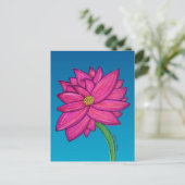 Fuchsienrosa Blume mit blauem Hintergrund Postkarte (Stehend Vorderseite)