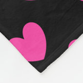 Fuchsienrosa Polka-Herzen auf schwarz Fleecedecke (Ecke)