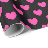 Fuchsienrosa Polka-Herzen auf schwarz Geschenkpapier (Rolleneckpunkt)