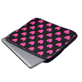 Fuchsienrosa Polka-Herzen auf schwarz Laptopschutzhülle (Vorne Knopf)