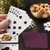 Fuchsienrosa Polka-Herzen auf schwarz Spielkarten (In Situ)