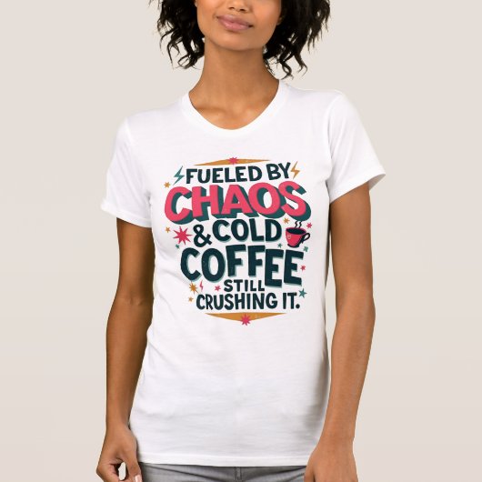 Fueled by Chaos & Cold Coffee – Retro Mom Power T-Shirt (Vorderseite)