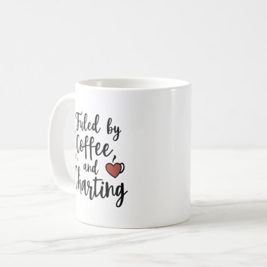 Fueled by Coffee and Charting – Script Style Nurse Kaffeetasse (Vorderseite Links)