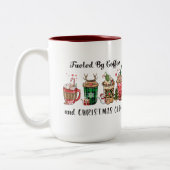 Fueled by Coffee and Christmas Cheer Zweifarbige Tasse (Links)