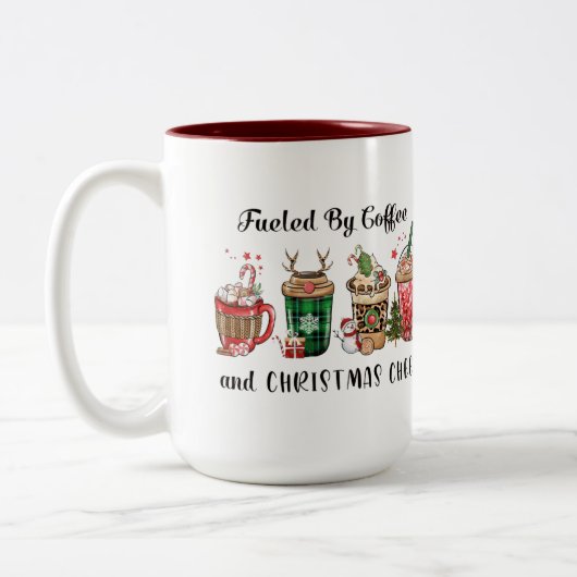 Fueled by Coffee and Christmas Cheer Zweifarbige Tasse (Links)